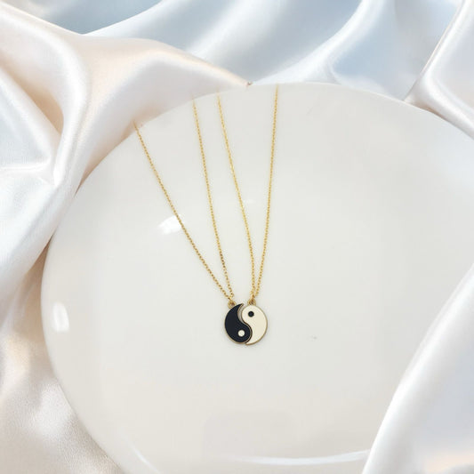 Women Best Friend Ying Yang Necklace (Set of 2)