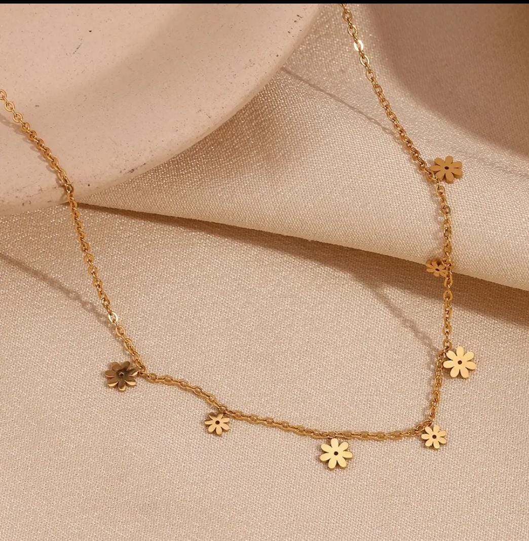 Golden Daisy Charm Women Necklace (Anti Tarnish)