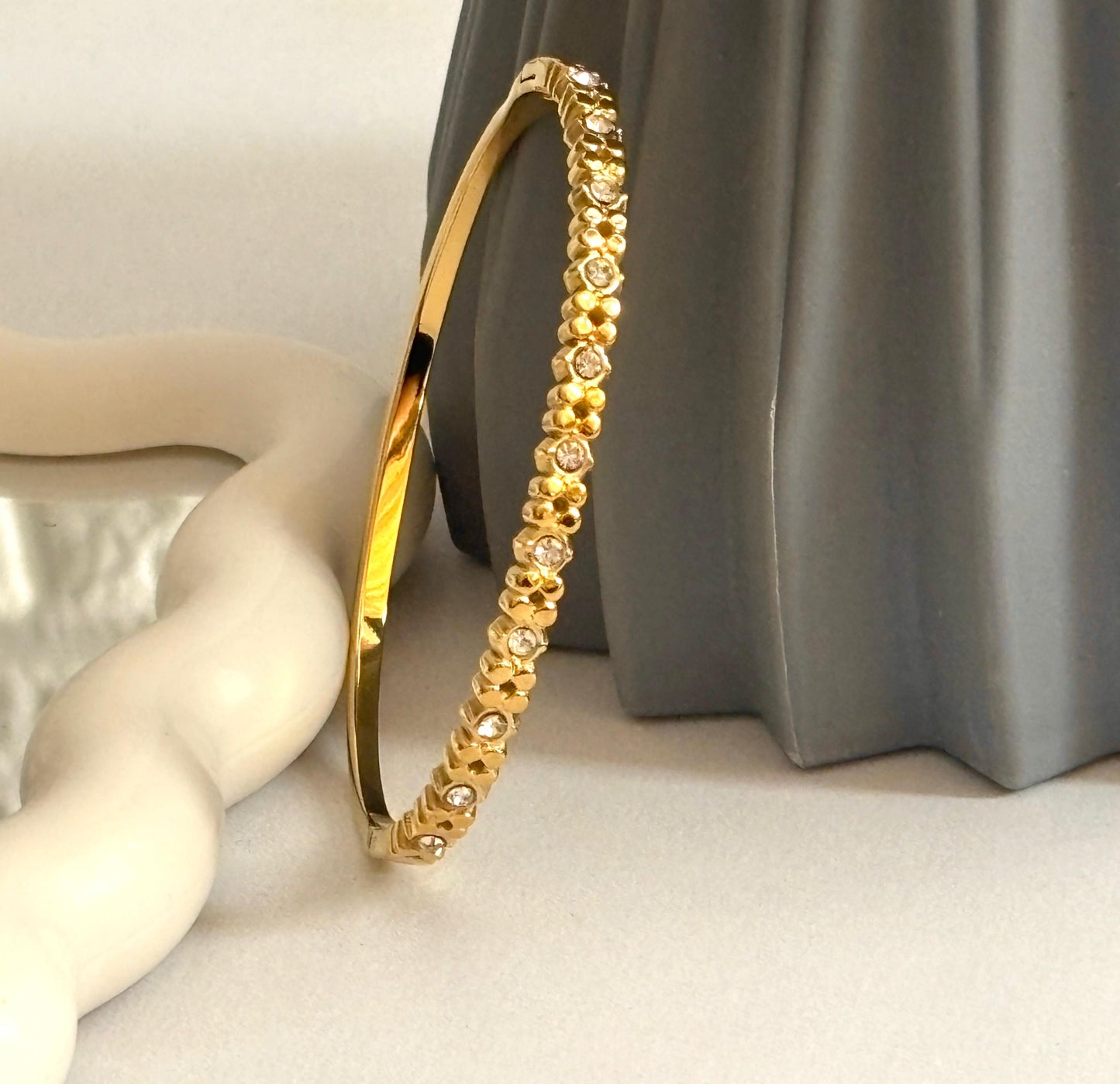 Women Golden Flower Minimal Kada Bracelet (Anti Tarnish)