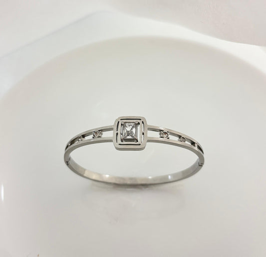 Regal Radiance Women Kada Bracelet (Anti Tarnish)