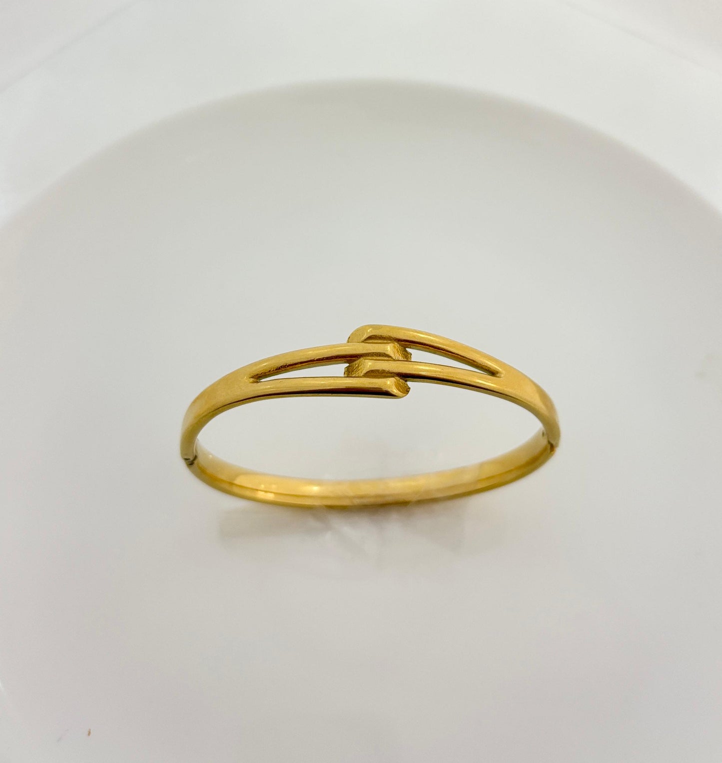 Golden Entangled Women Kada Bracelet (Anti Tarnish)