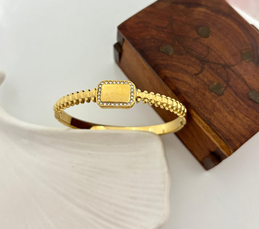 Golden Chunky Statement Women Kada Bracelet (Anti Tarnish)