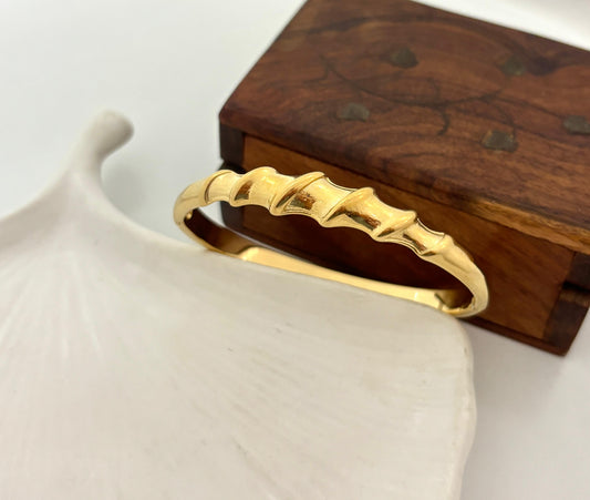 Golden Swirl Women Kada Bracelet (Anti Tarnish)