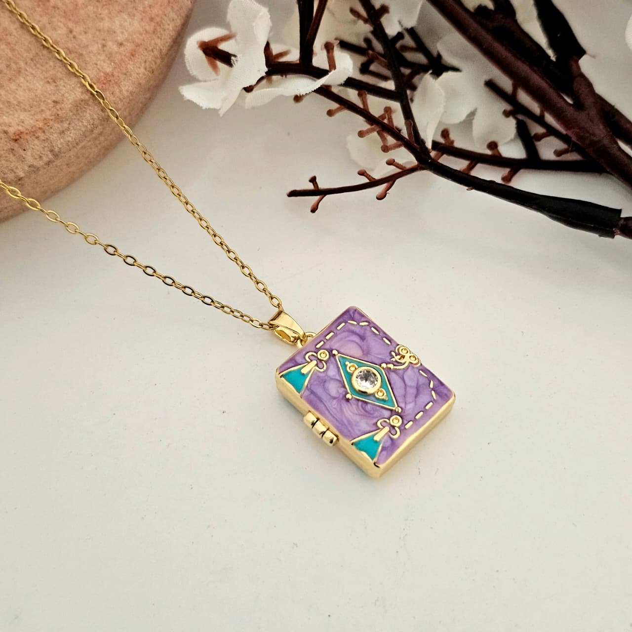 Women Enchanted Vintage Locket Necklace (Anti Tarnish)