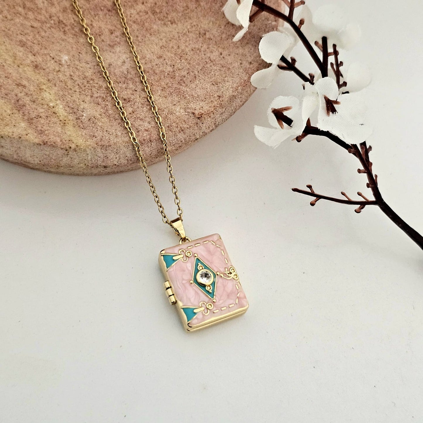 Women Enchanted Vintage Locket Necklace (Anti Tarnish)