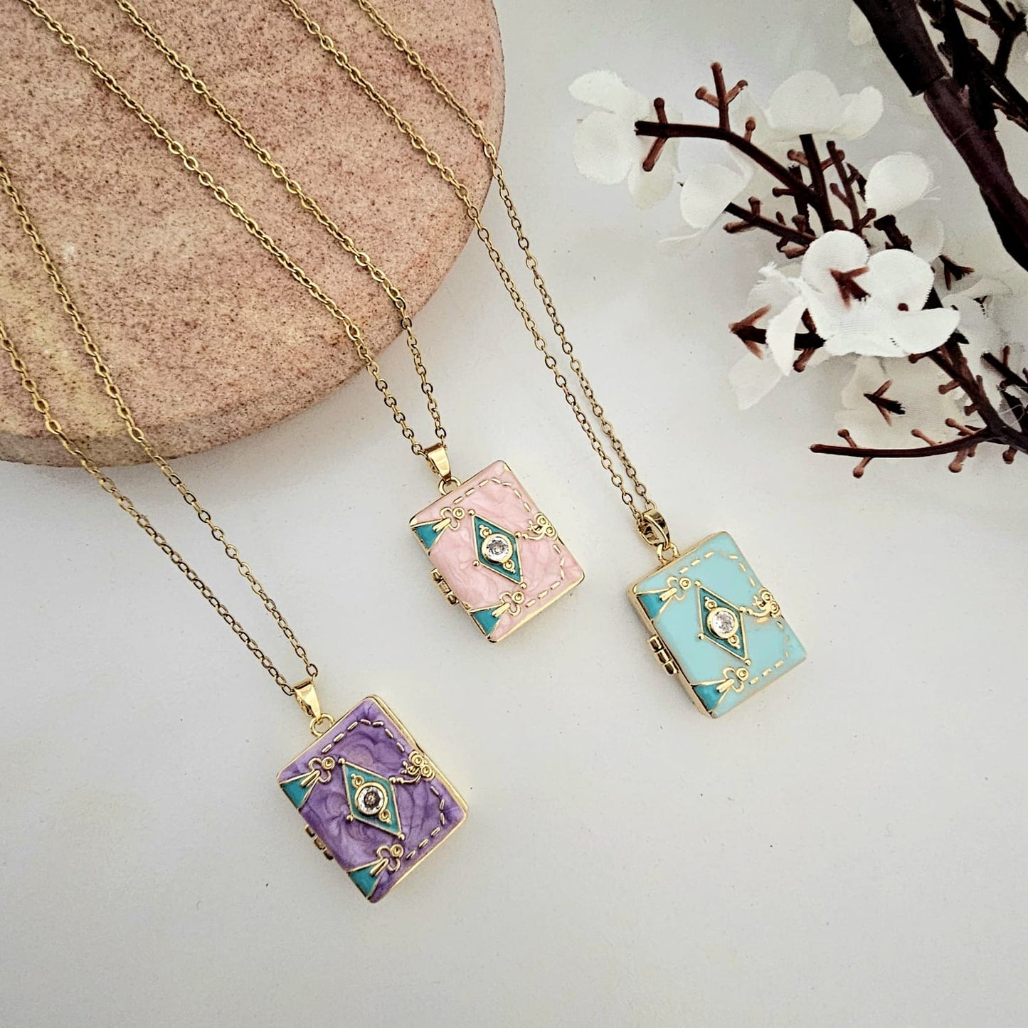 Women Enchanted Vintage Locket Necklace (Anti Tarnish)
