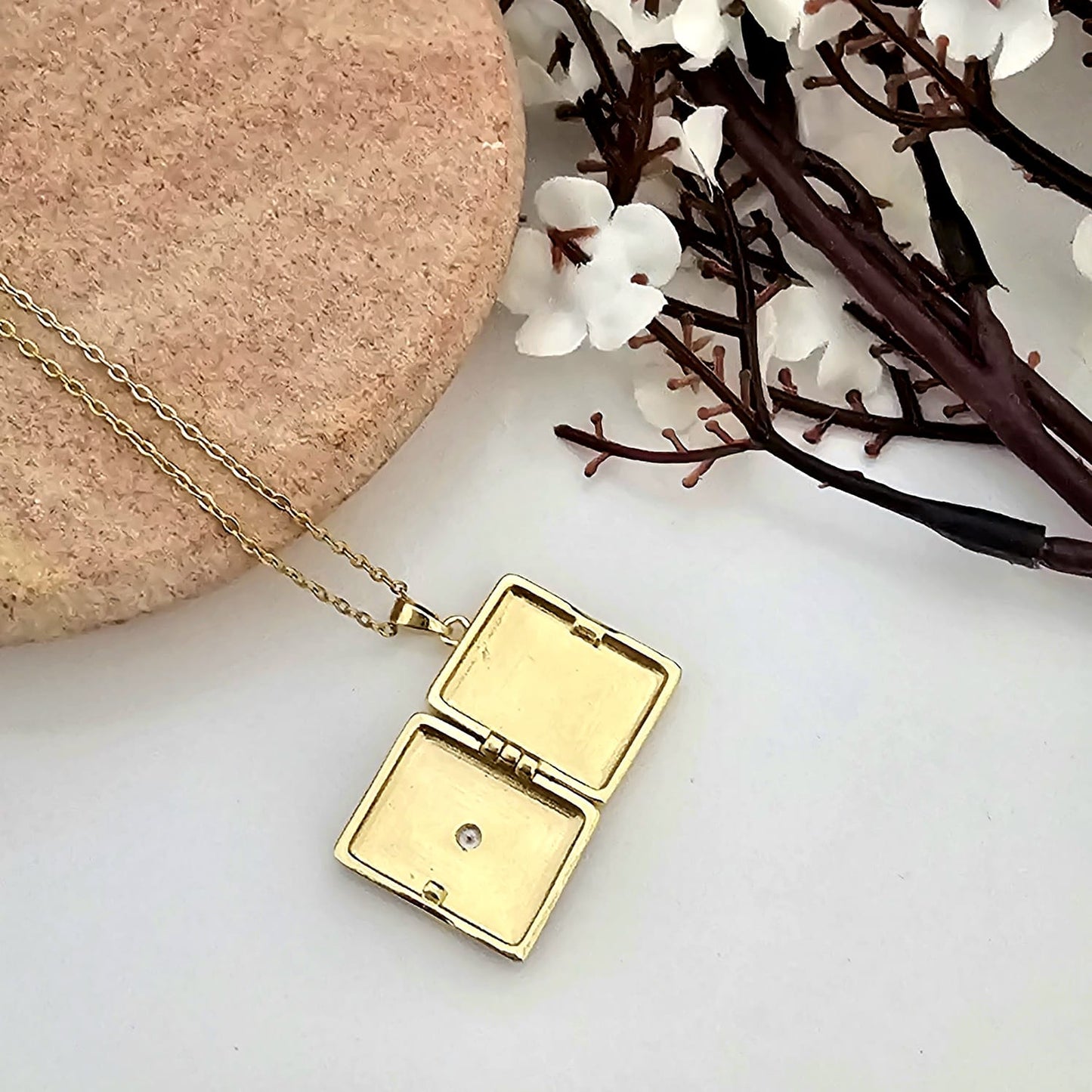 Women Enchanted Vintage Locket Necklace (Anti Tarnish)