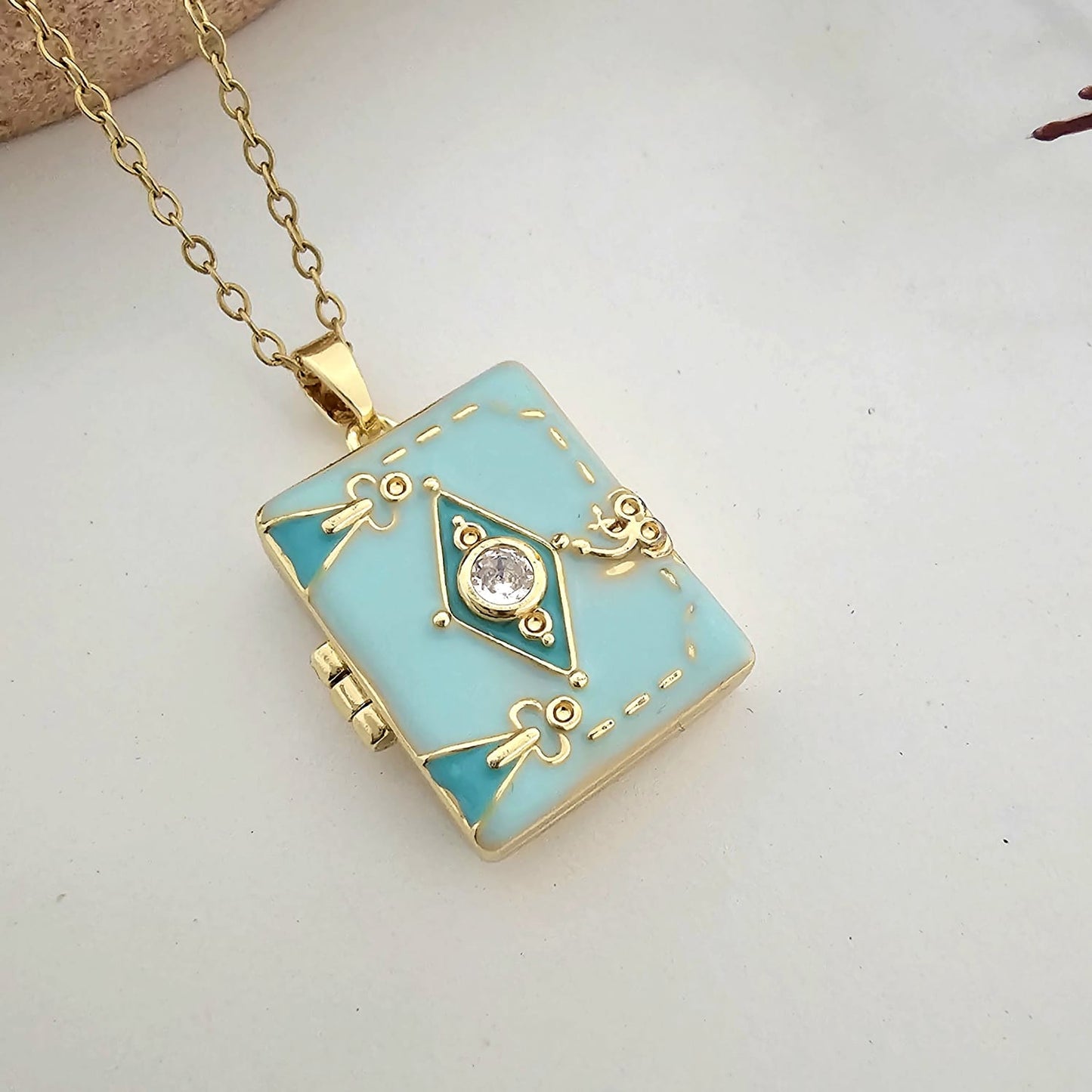 Women Enchanted Vintage Locket Necklace (Anti Tarnish)