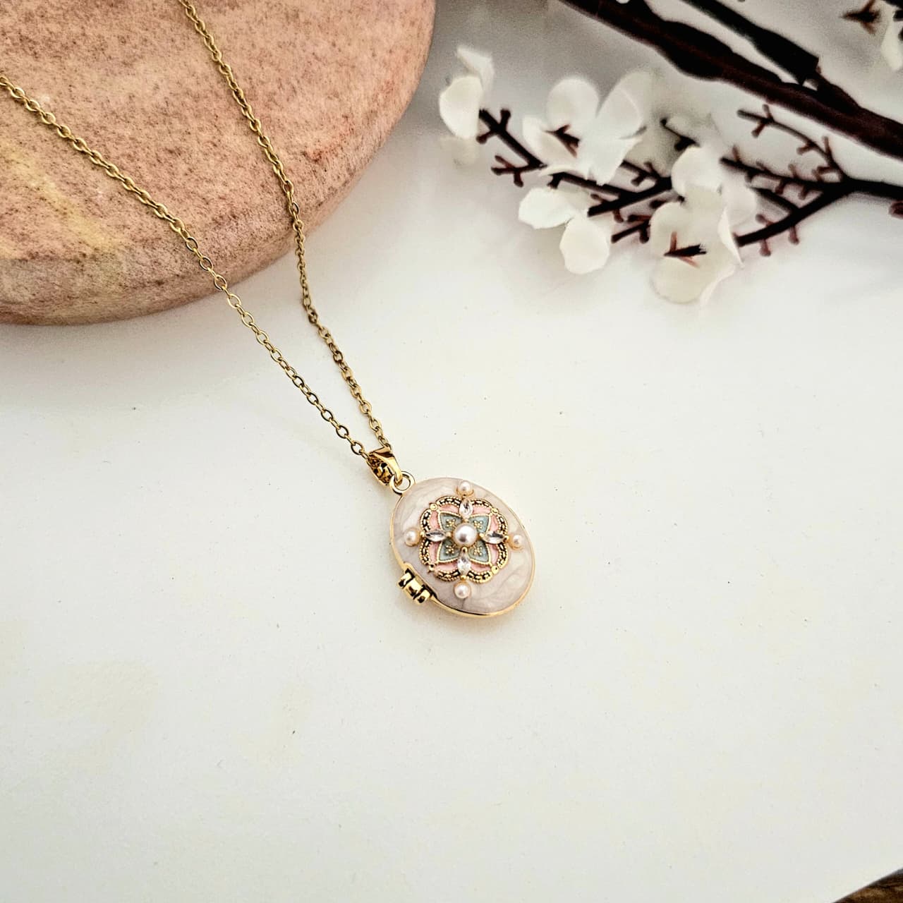 Women Royal Bloom Pearl Locket Necklace (Anti Tarnish)