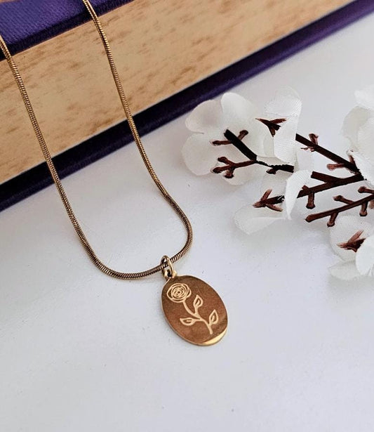 Women Golden Bloom Oval Pendant Necklace (Anti Tarnish)