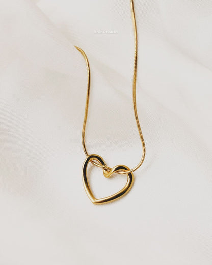 Golden Love Women Necklace (Anti Tarnish)