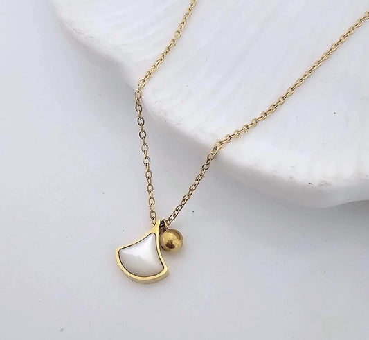 Golden Glow Shell Pendant Women Necklace (Anti Tarnish)
