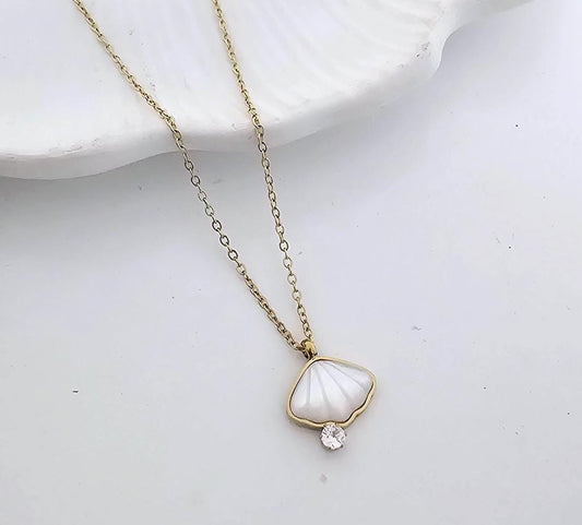Golden Ocean Pearl Shell Women Necklace (Anti Tarnish)