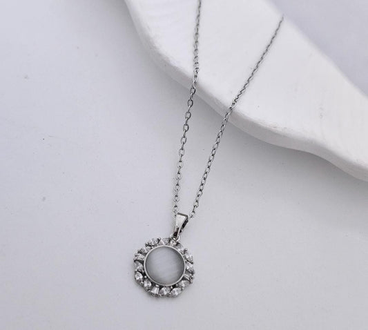 Women Mother Of Pearl Circle Necklace (Anti Tarnish)