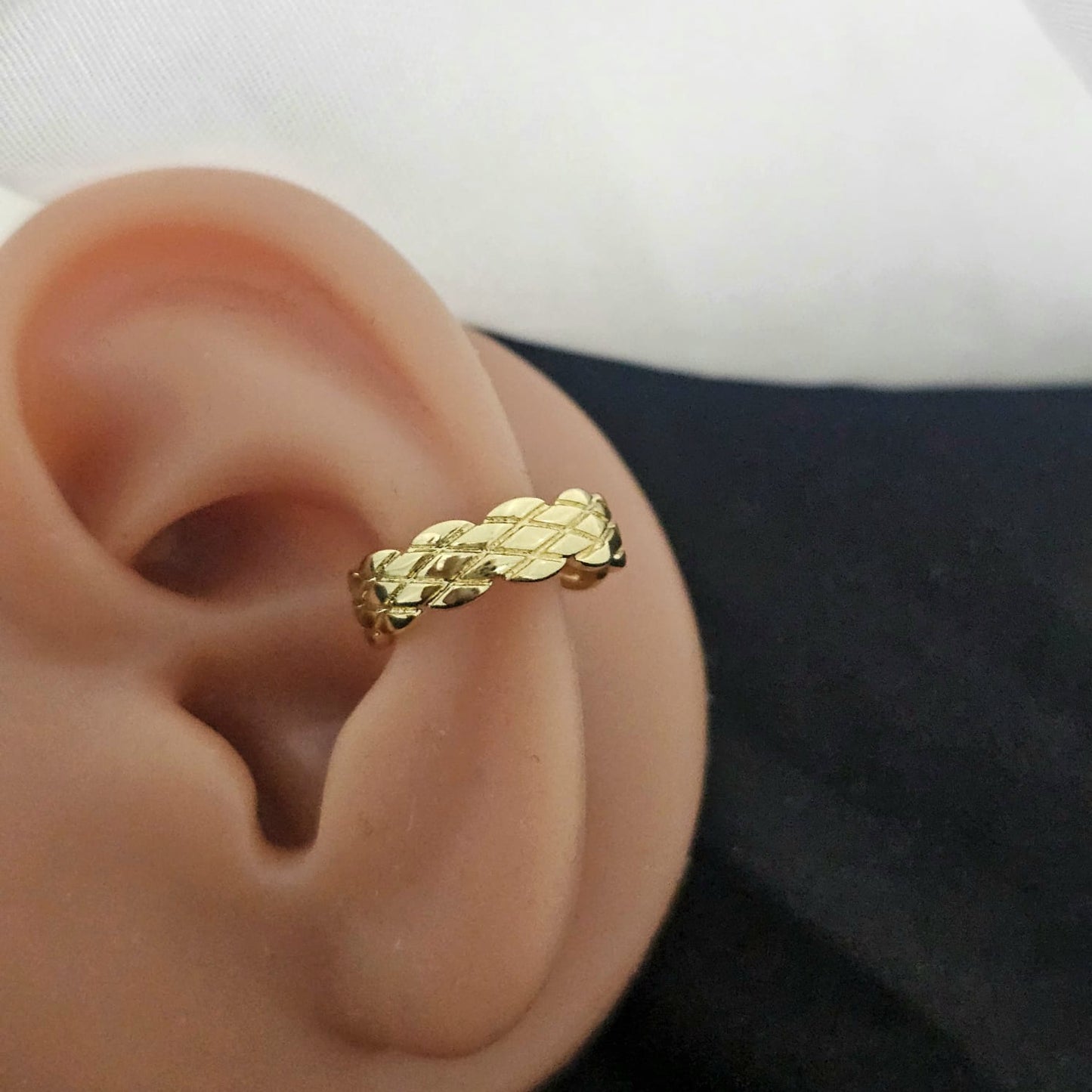 Woman Golden Elegant Earcuff (Single Ear)