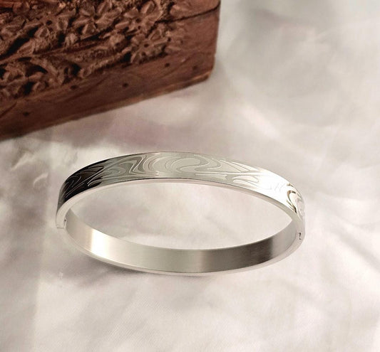 Silver Sleek Curvy Men Kada
