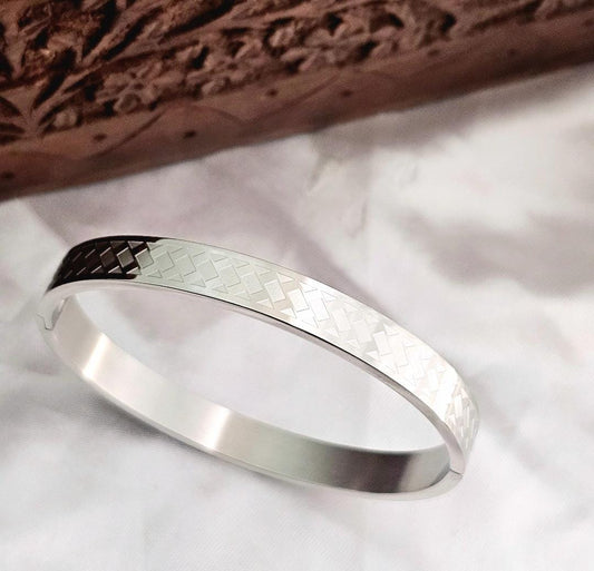Silver Elegant Criss Cross Men Kada
