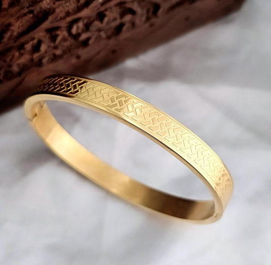 Golden Tyre Print Men Kada