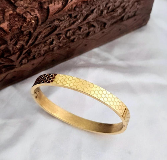 Golden Bee Hive Men Kada