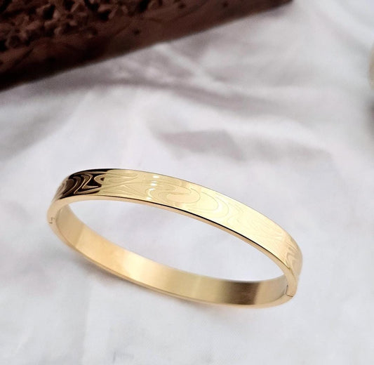Golden Curvy Men Kada