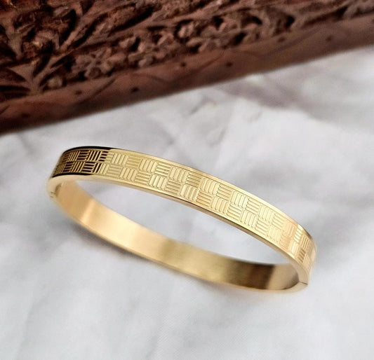 Golden Sleek Lines Men Kada