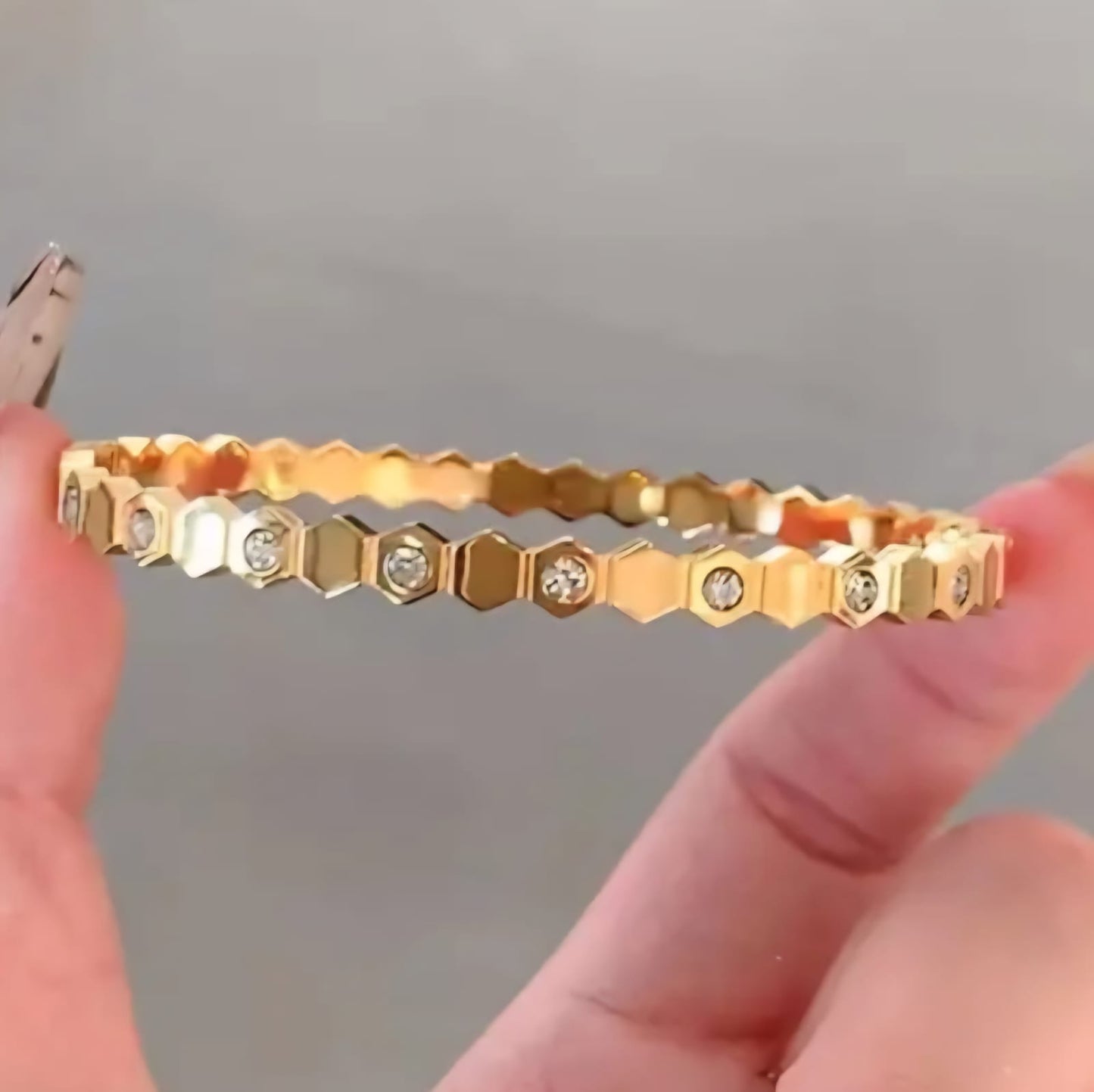 Hexagon Diamond Minimal Women Kada Bracelet (Anti Tarnish)