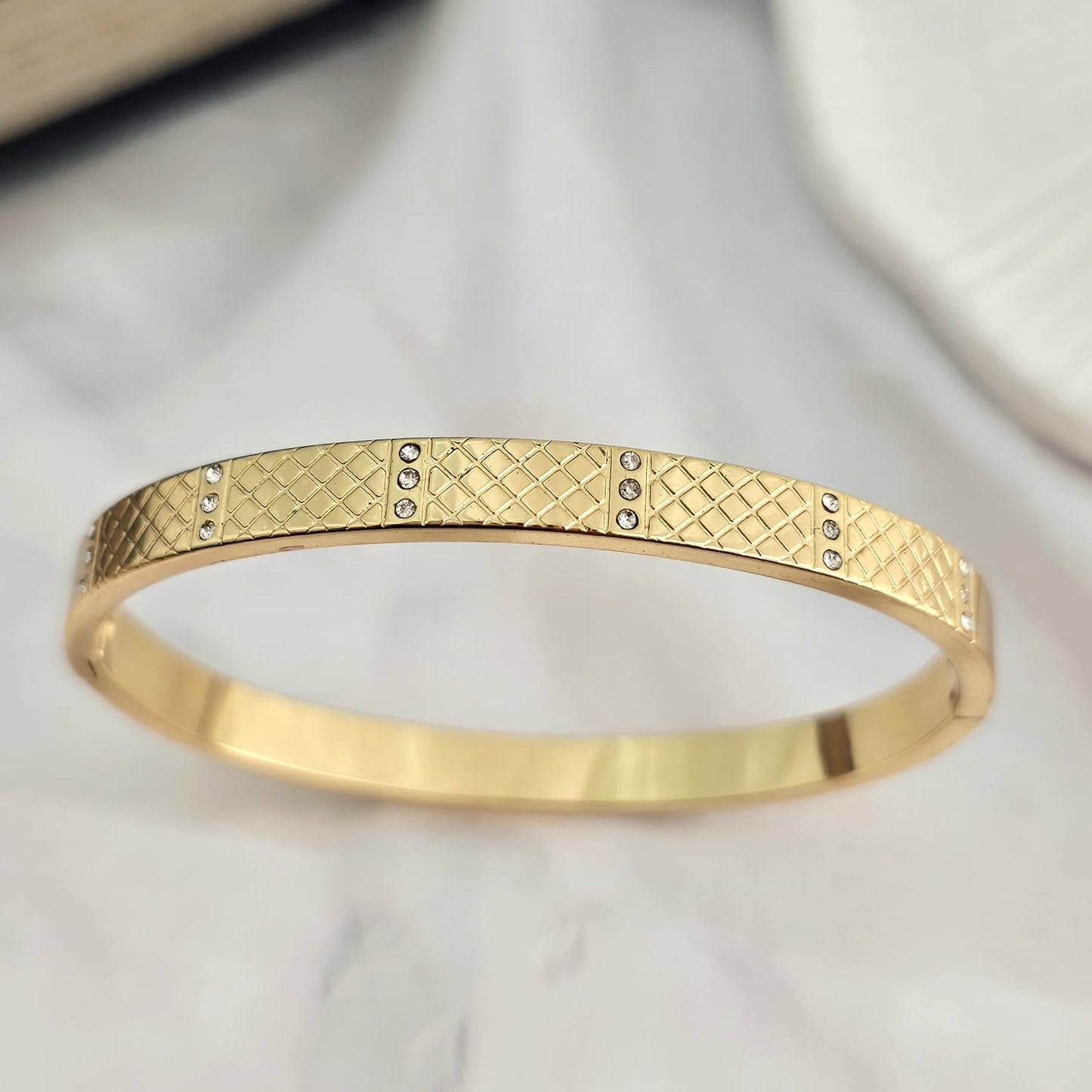 Geometric Lattice Women Kada Bracelet (Anti Tarnish)