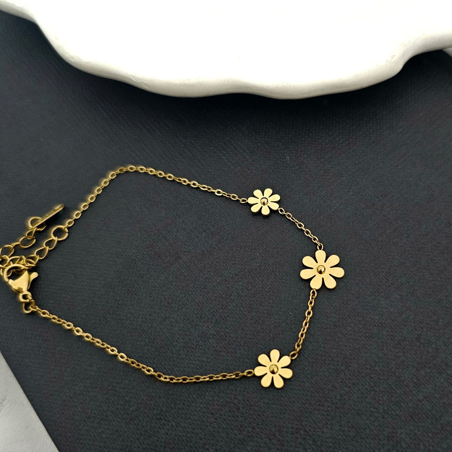 Women Sleek Flower Minimal Bracelet (Anti Tarnish)