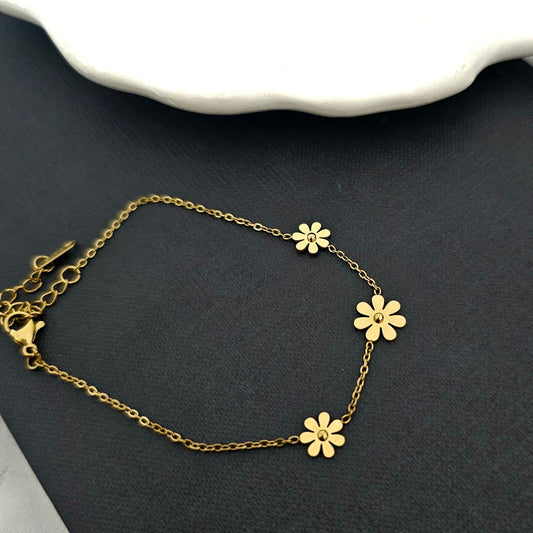 Women Sleek Flower Minimal Bracelet (Anti Tarnish)