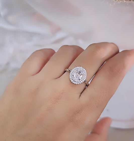 Oval Solitaire Chic Ring