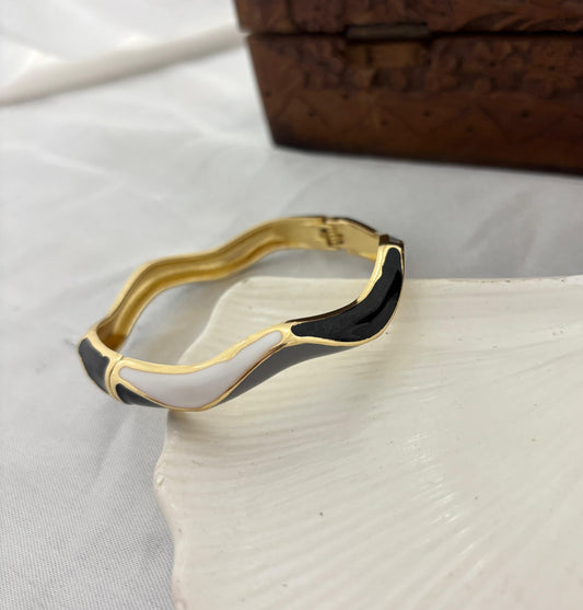 Black White Curve Enamel Triangle Kada Bangle