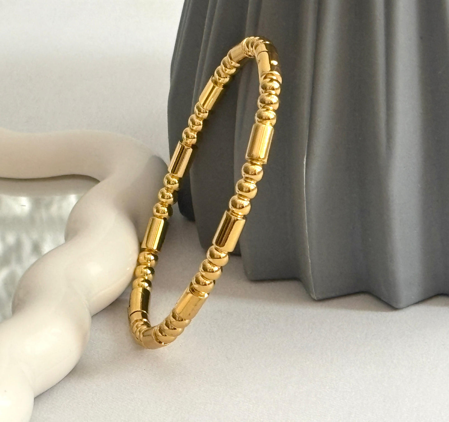 Women Golden Elegant Kada Bracelet (Anti Tarnish)