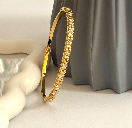 Women Golden Flower Minimal Kada Bracelet (Anti Tarnish)