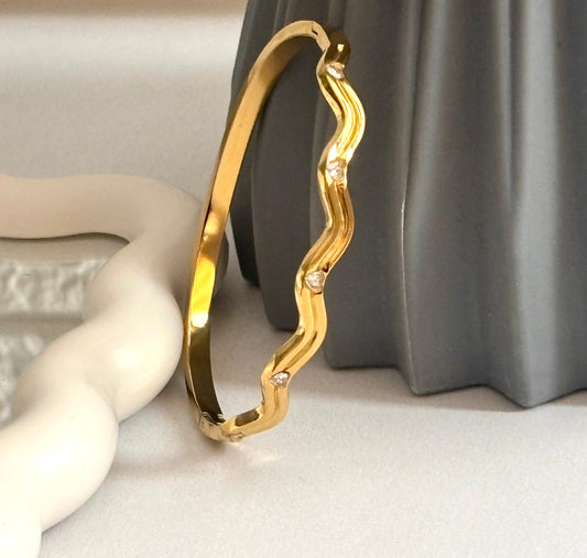 Women Golden Curve Kada Bracelet (Anti Tarnish)