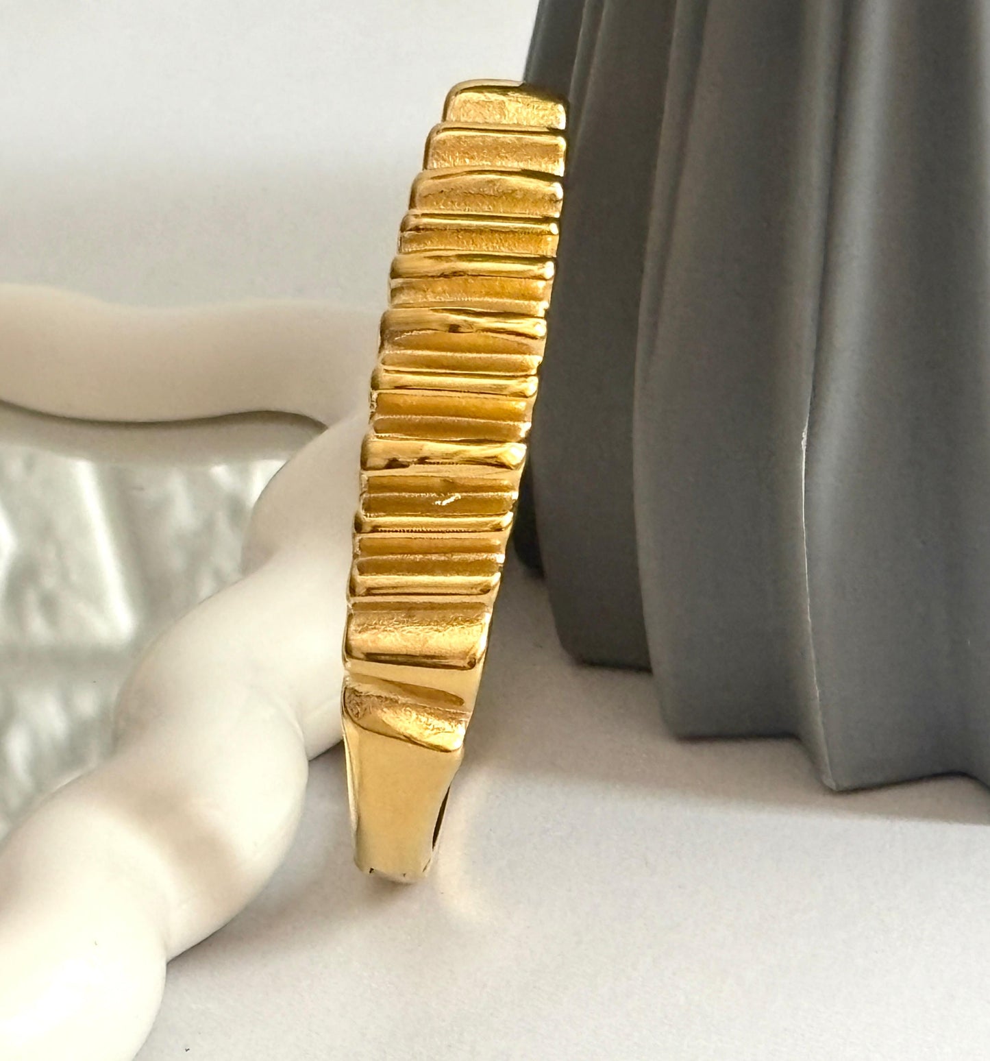 Women Golden Elegant ZigZag Kada Bracelet (Anti Tarnish)
