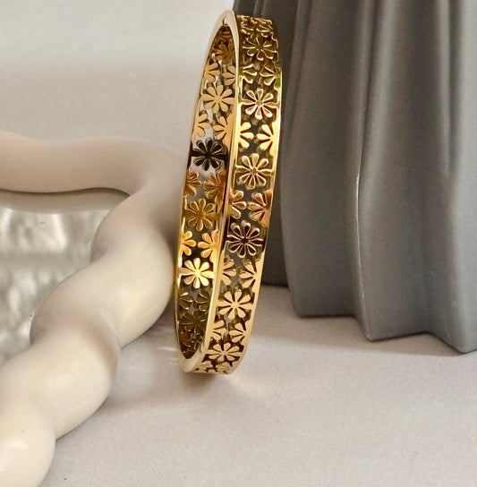 Women Golden Elegant Flower Kada Bracelet (Anti Tarnish)
