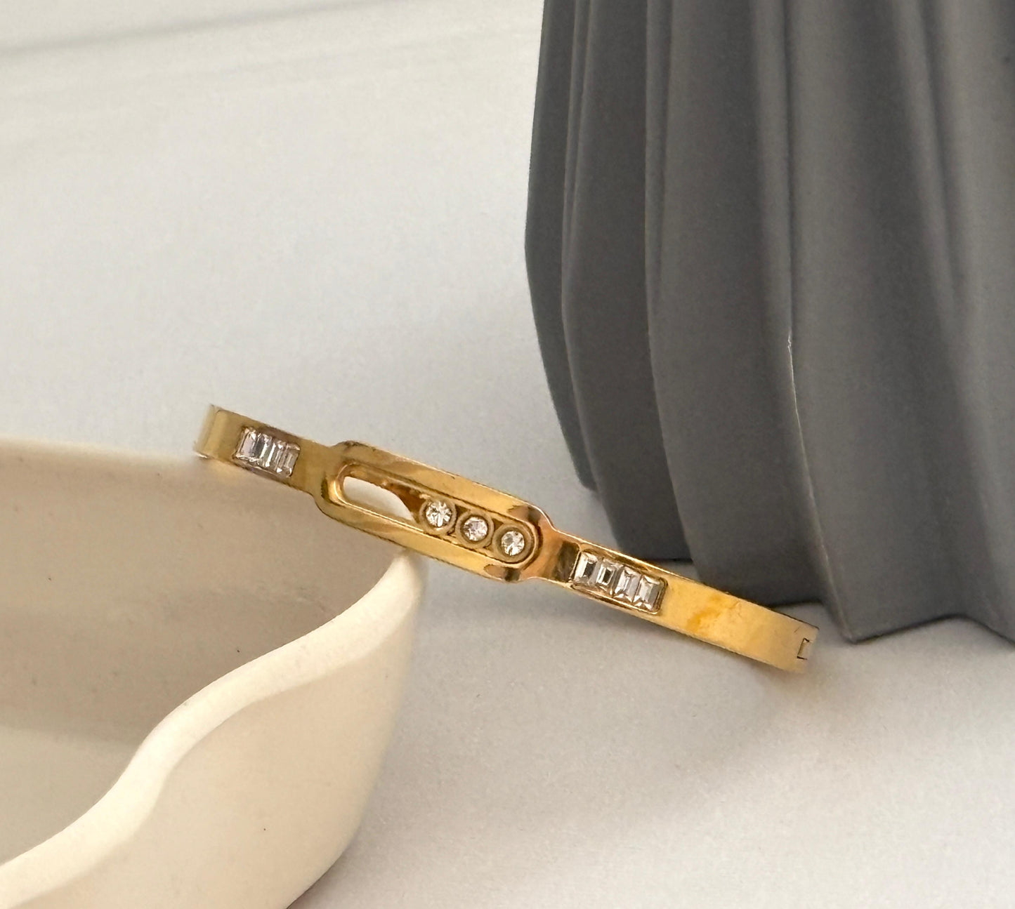 Women Golden Diamond Elegant Kada Bracelet (Anti Tarnish)