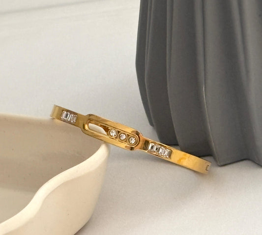 Women Golden Diamond Elegant Kada Bracelet (Anti Tarnish)