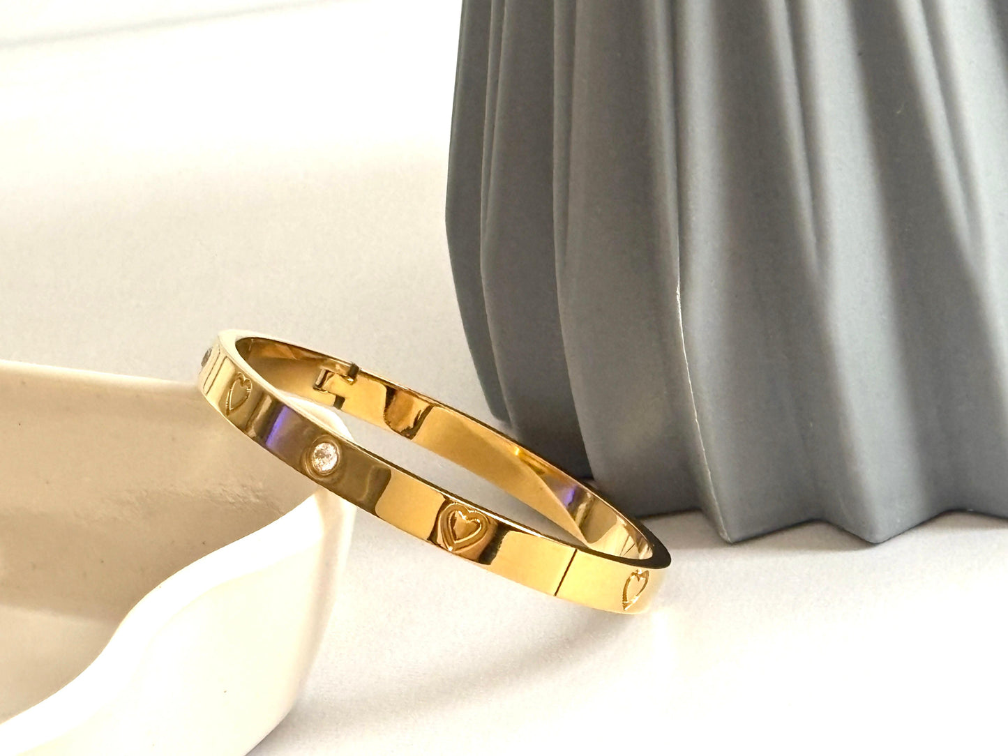 Women Golden Heart Cartier Kada Bracelet (Anti Tarnish)