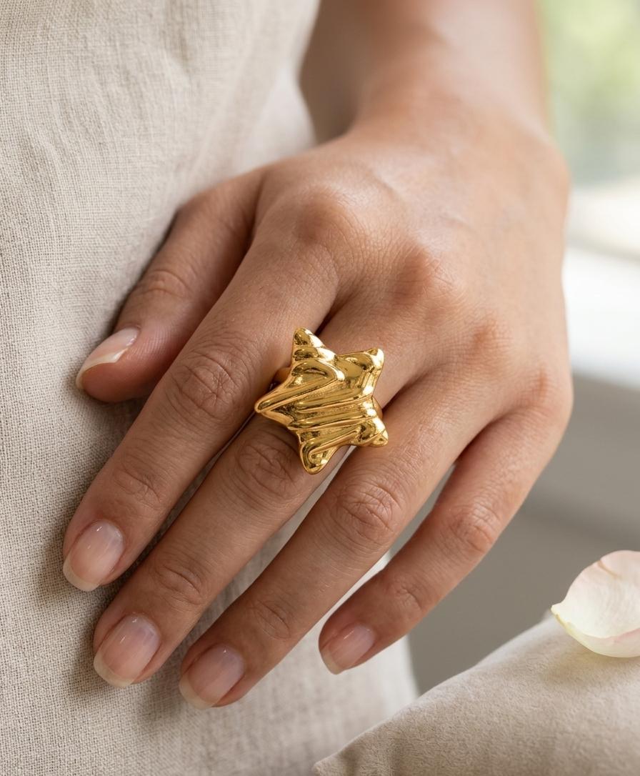 Woman Chunky Star Statement Ring