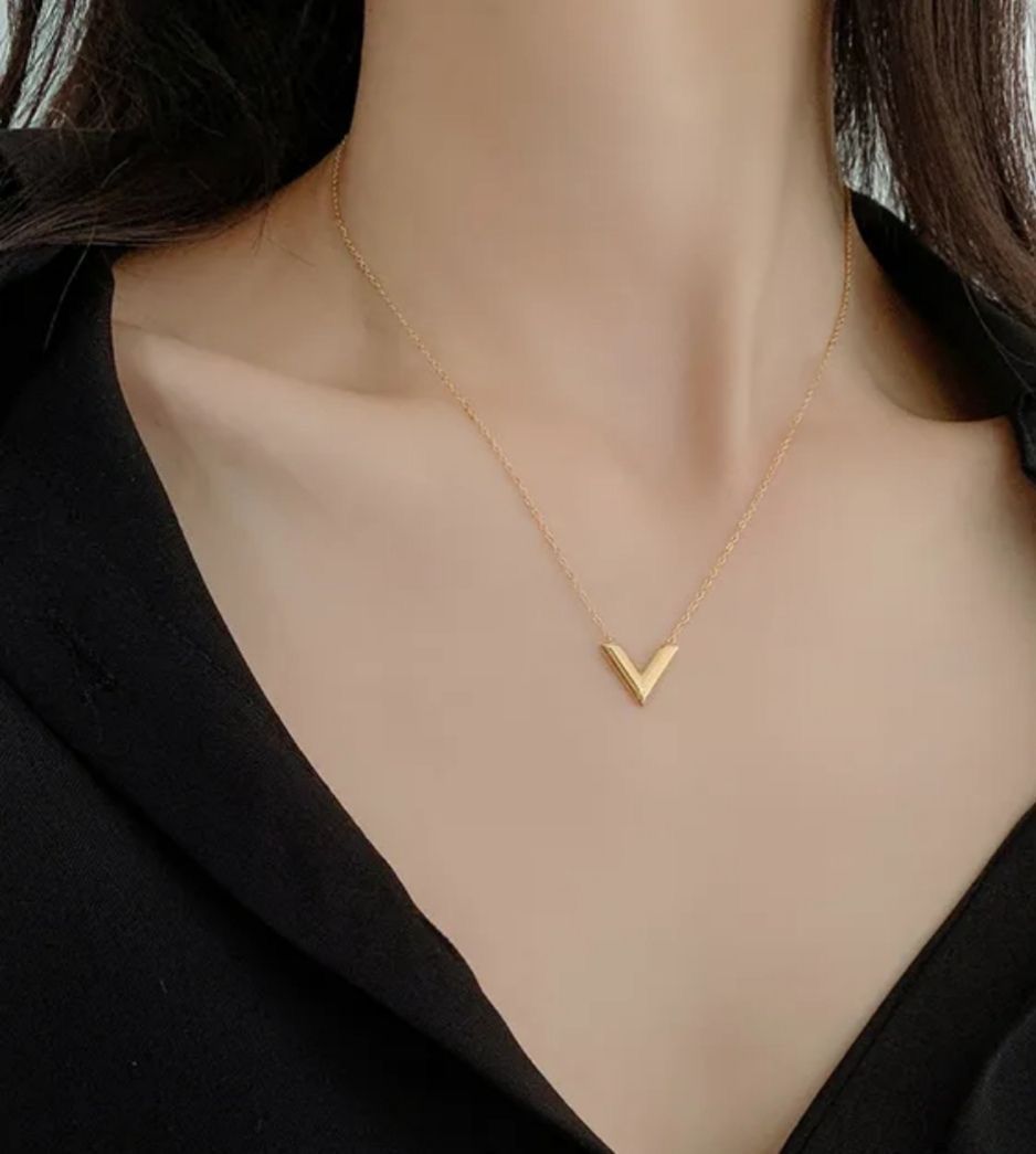 Golden Chevron Women Necklace (Anti Tarnish)
